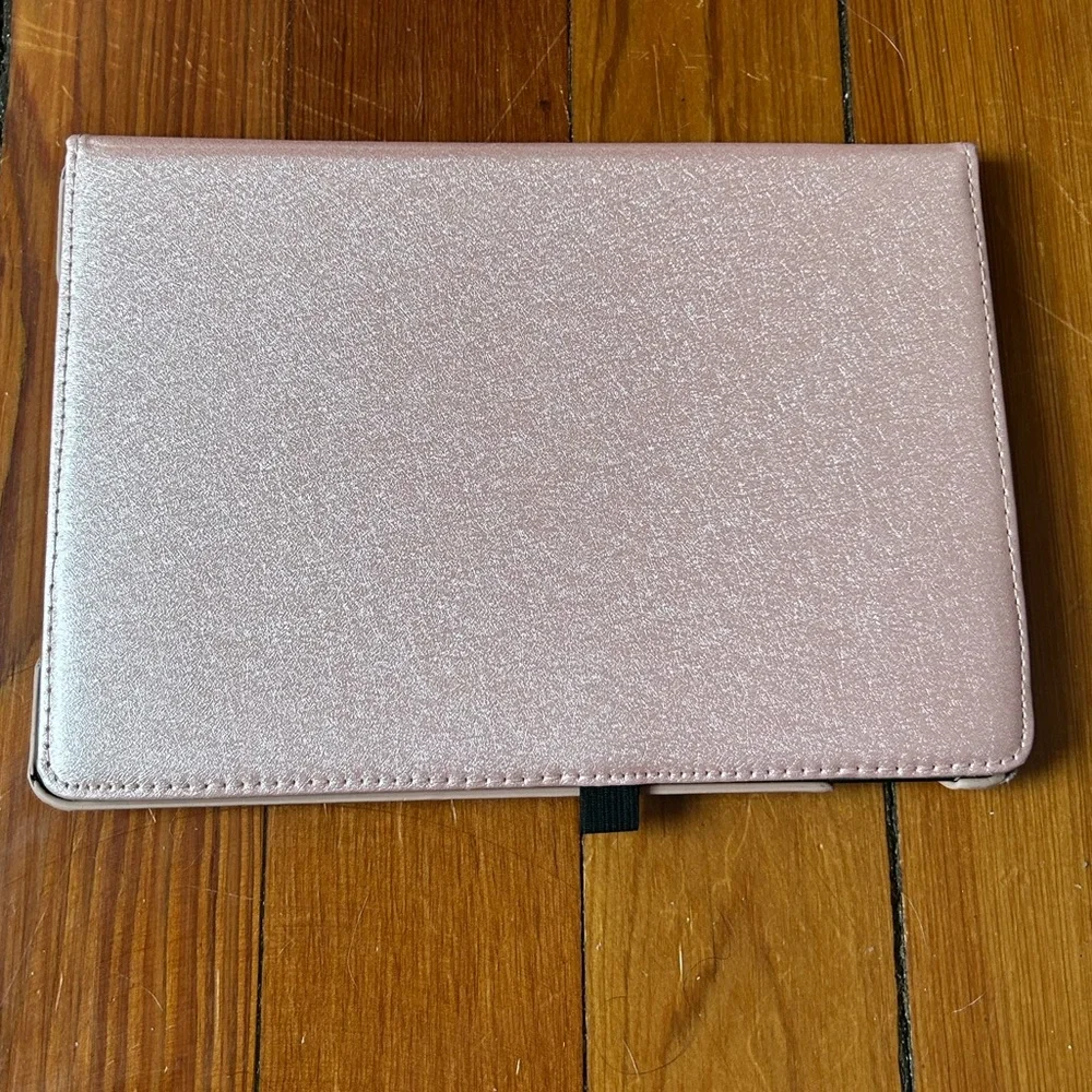 Used ipad, good condition, comes with case!